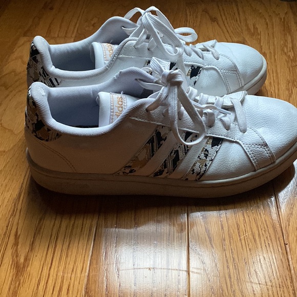 Woman’s Adidas Size 9 - Picture 3 of 5